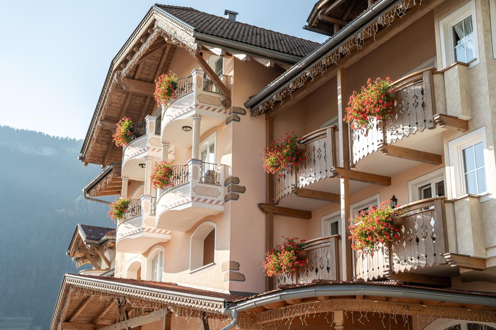 Hotel Chalet Sas Morin Pozza di Fassa Esterno foto